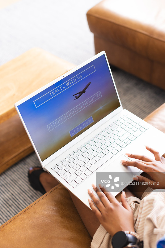 一个人在笔记本电脑上浏览旅游网站图片素材