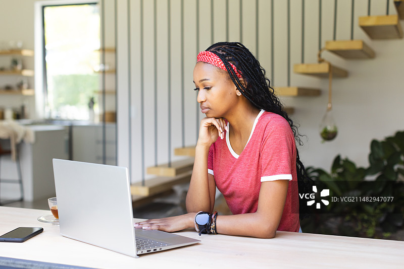 年轻的非裔美国女子专注于她的笔记本电脑屏幕图片素材