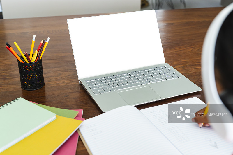 学生在家参与在线学习，留有文案空间图片素材