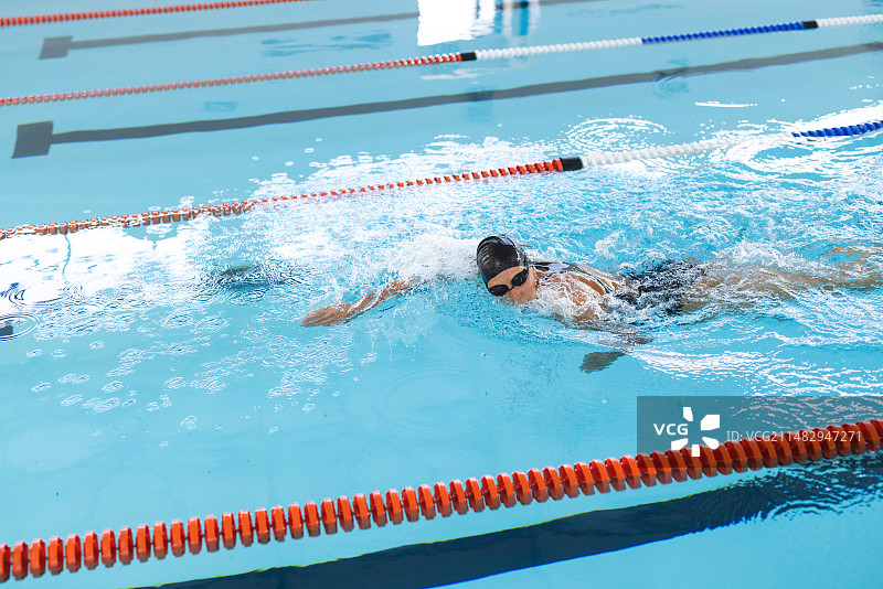 游泳者在泳池中滑行图片素材
