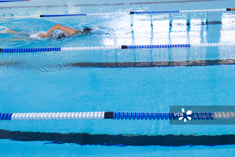 泳池比赛中的游泳运动员（含留白）图片素材