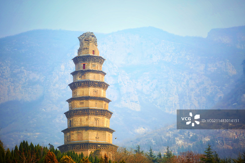 河北省邯郸市峰峰矿区响堂山风景名胜区北响堂石窟群附近的古塔图片素材