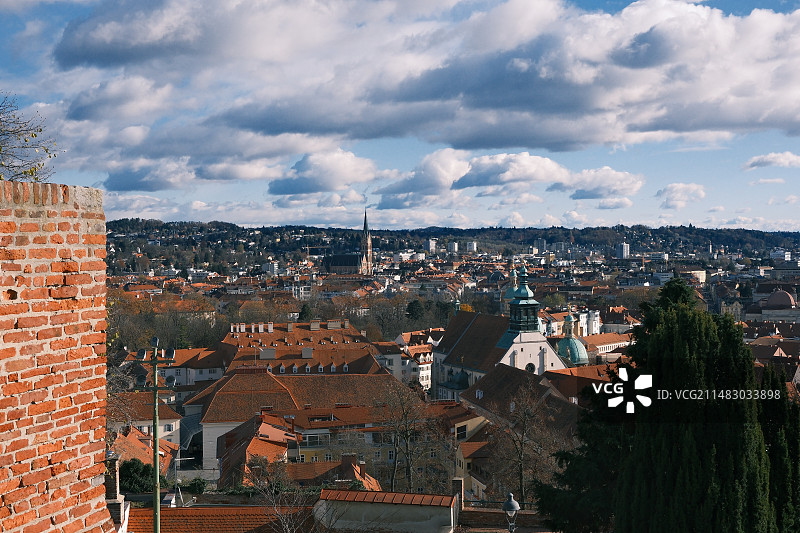 在奥地利格拉茨宫殿山上俯瞰城市风景图片素材