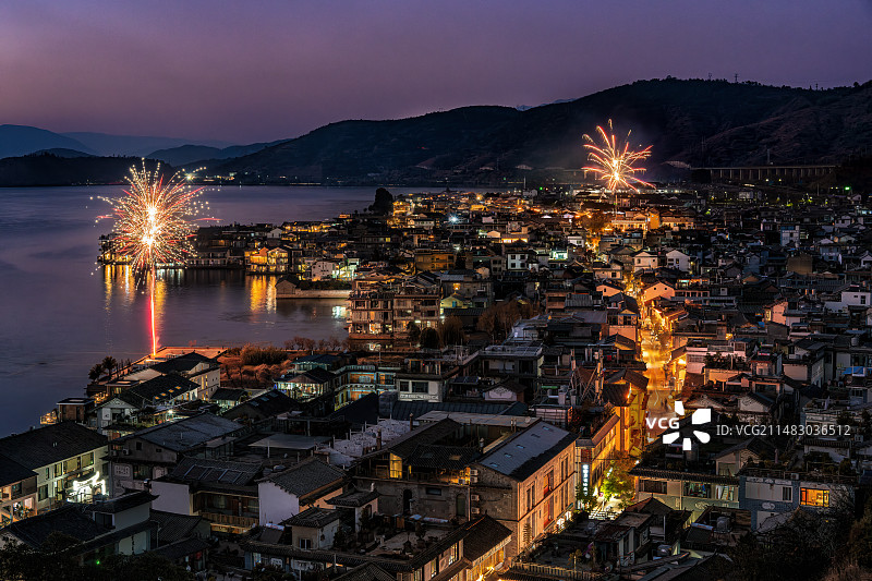 大理双廊夜间照明建筑的高角度透视图片素材