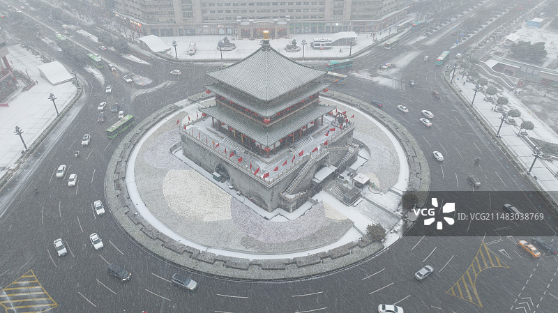 航拍陕西省西安市正在下雪的西安钟楼雪景景观图片素材
