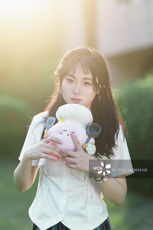 大学生青春校园学士服毕业季女生毕业照图片素材