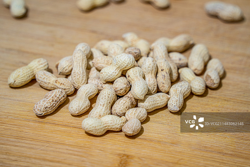 木桌上的花生特写镜头图片素材