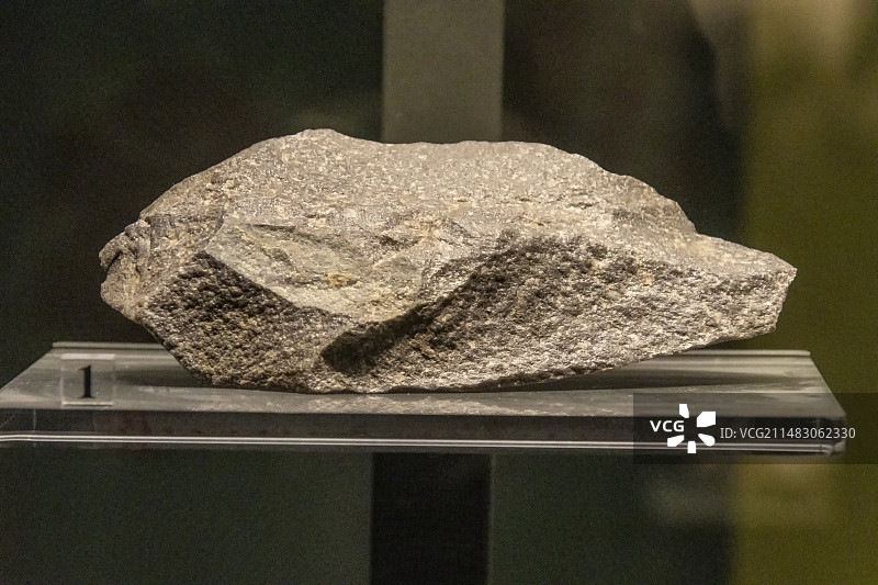 陕西历史博物馆“陕西古代文明展”：手斧（旧石器时代，商洛市洛南盆地旷野遗址出土，陕西省考古研究院藏）图片素材