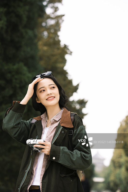 青年女子在城市公园旅行图片素材