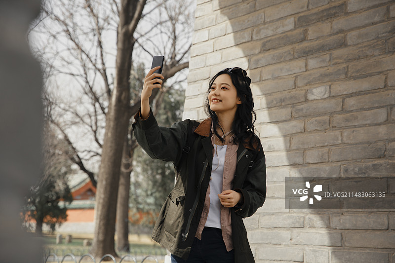 青年女子在古城公园旅行拍照图片素材