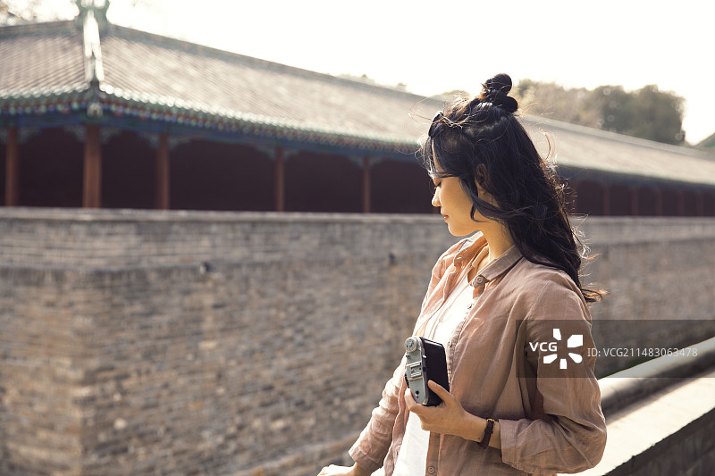 青年女子在城市著名景点宫殿旅行度假图片素材