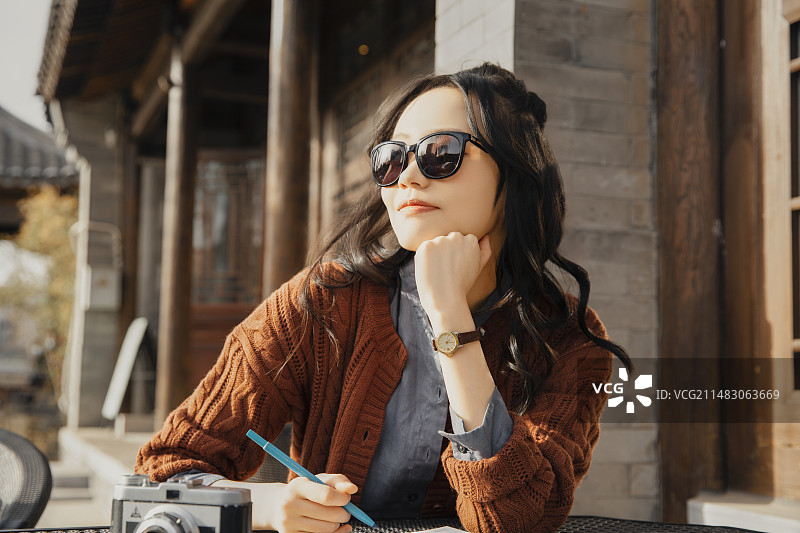 青年女子城市旅行在户外咖啡馆写明信片图片素材