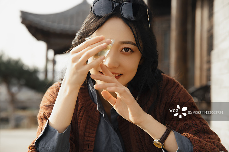 青年女子城市旅行在户外饮品店喝茶休息图片素材