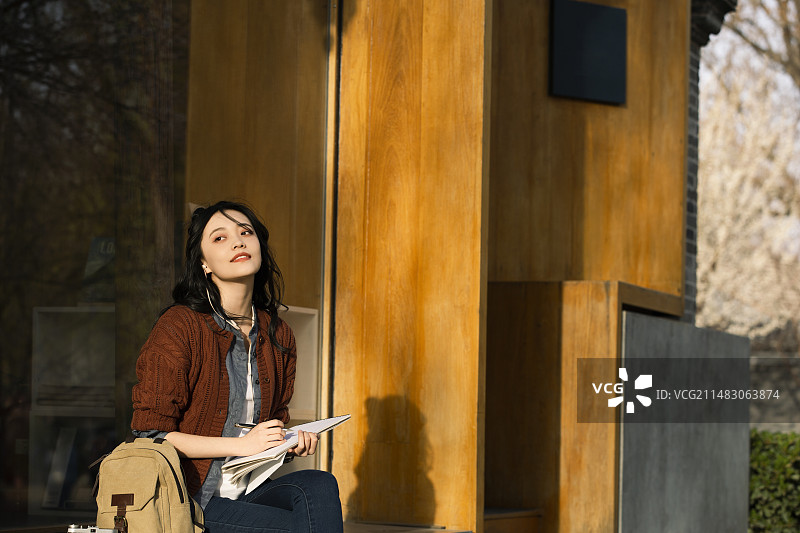 青年女子城市旅行听音乐写生画画图片素材