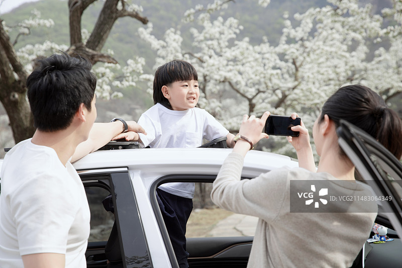 幸福一家驾车出游拍照嬉戏图片素材
