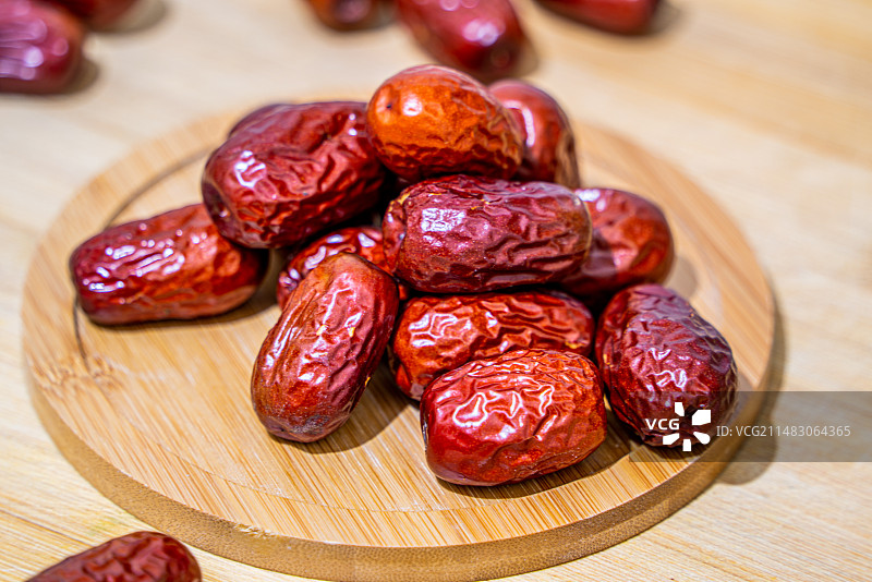 桌上红枣大红枣干枣的特写镜头图片素材