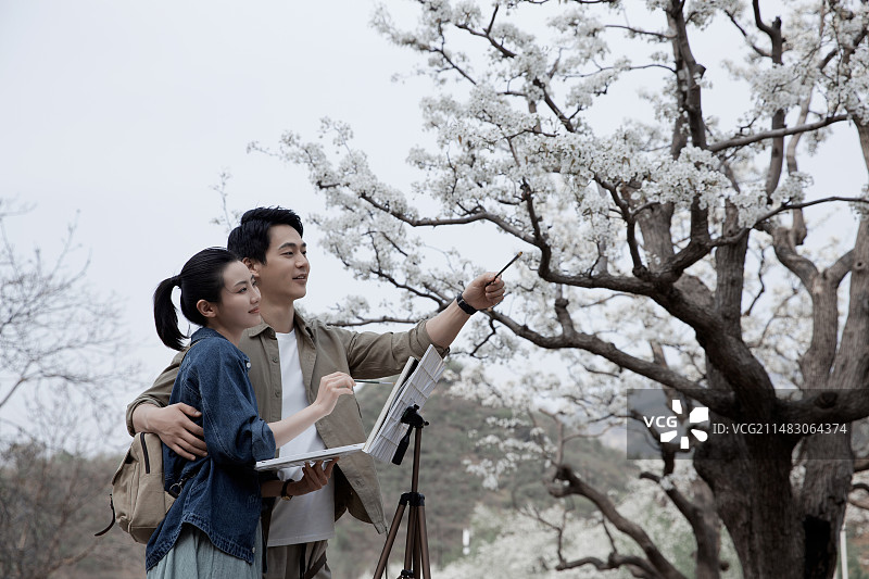 甜蜜情侣户外旅行画画图片素材