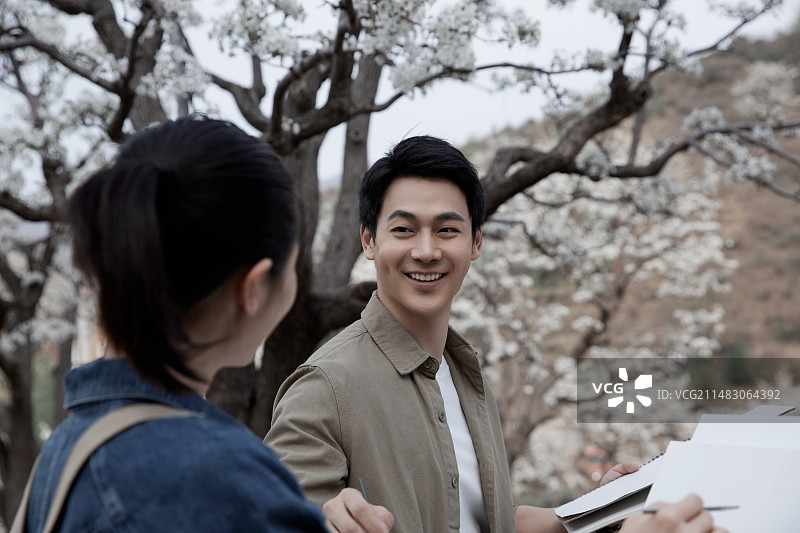 青年男子和青年女子户外旅行画画图片素材