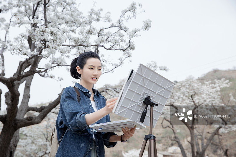 青年女子户外旅行写生图片素材