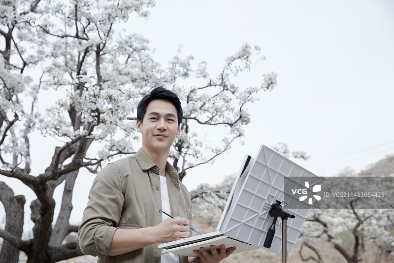 青年男子户外旅行写生图片素材