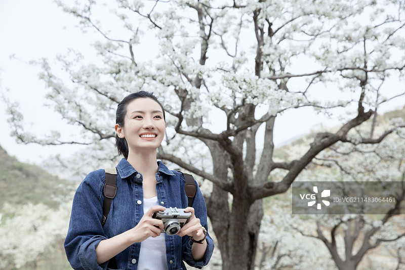 青年女子户外郊游图片素材