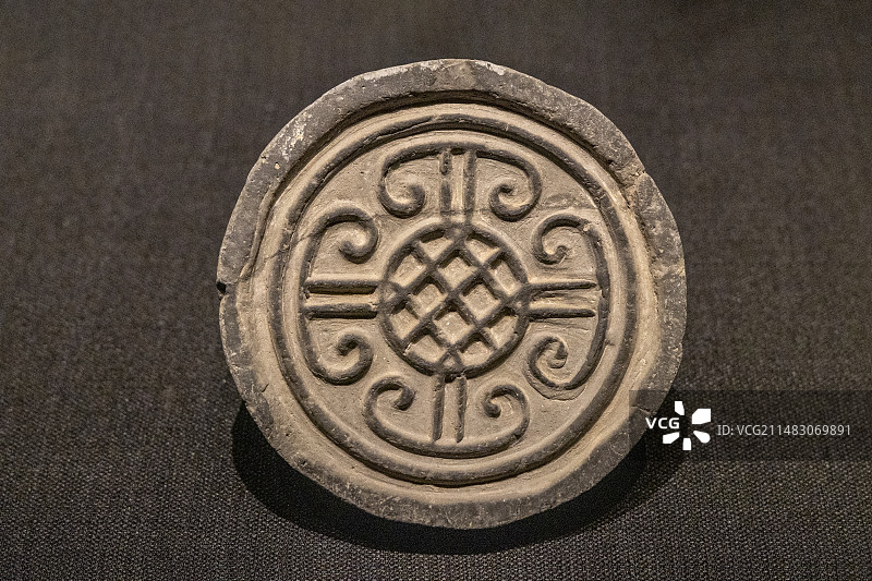 陕西历史博物馆“陕西古代文明展”：云纹瓦当（秦，西安市临潼区秦始皇陵园遗址出土）图片素材