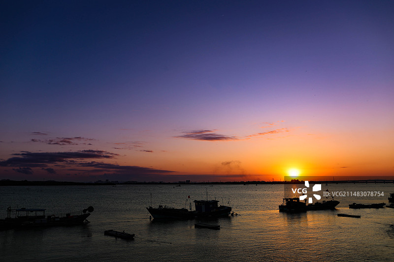 夕阳下海边的渔船图片素材