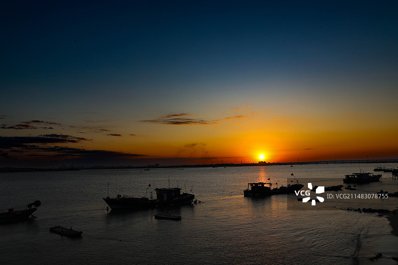 夕阳下海边的渔船图片素材
