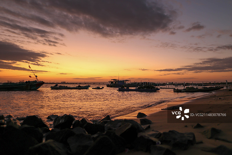 夕阳下海边的渔船图片素材