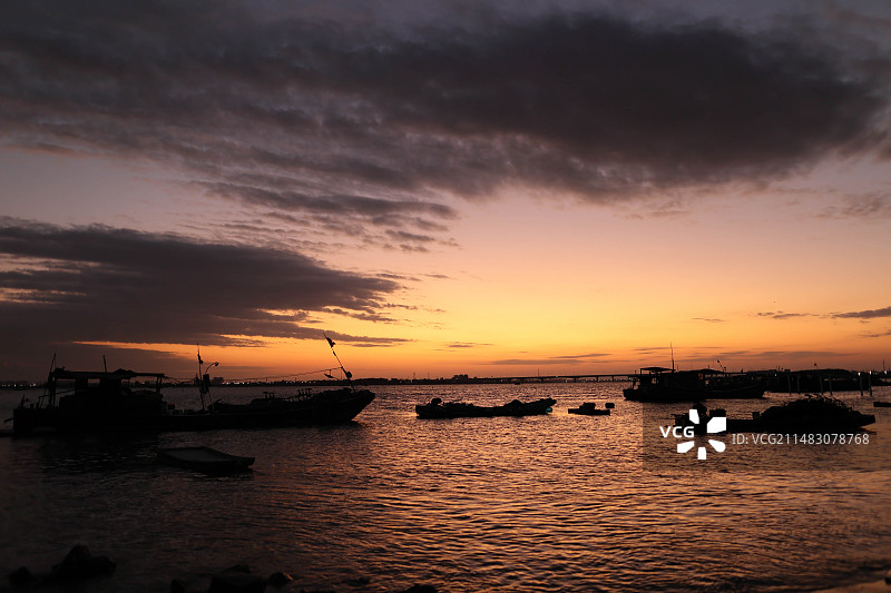 夕阳下海边的渔船图片素材