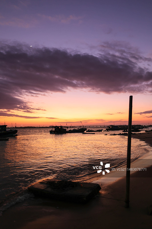 夕阳下海边的渔船图片素材