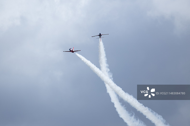 正在相互追逐的八一飞行表演队图片素材