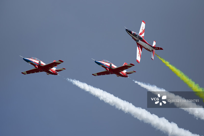 正在相互追逐的八一飞行表演队图片素材