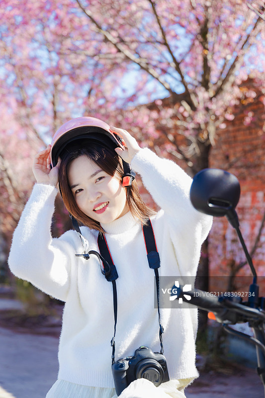 女生戴头盔图片素材