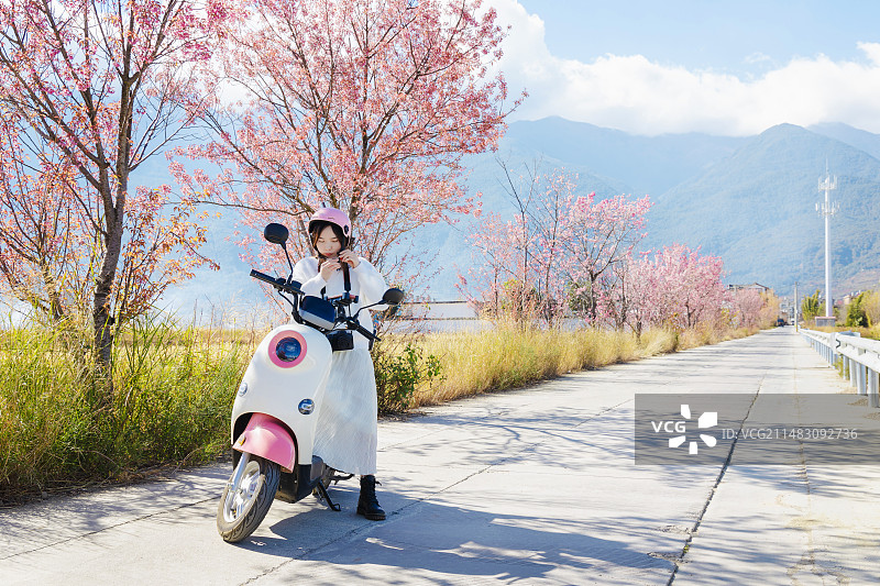 女生戴头盔图片素材