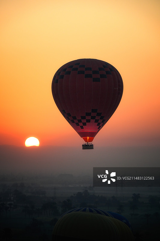 日出热气球升天图片素材