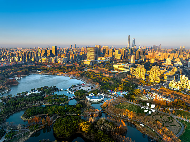 日出朝阳照耀上海浦东世纪公园和陆家嘴金融城 浦东改革开放 建设宜居宜业现代化城市图片素材