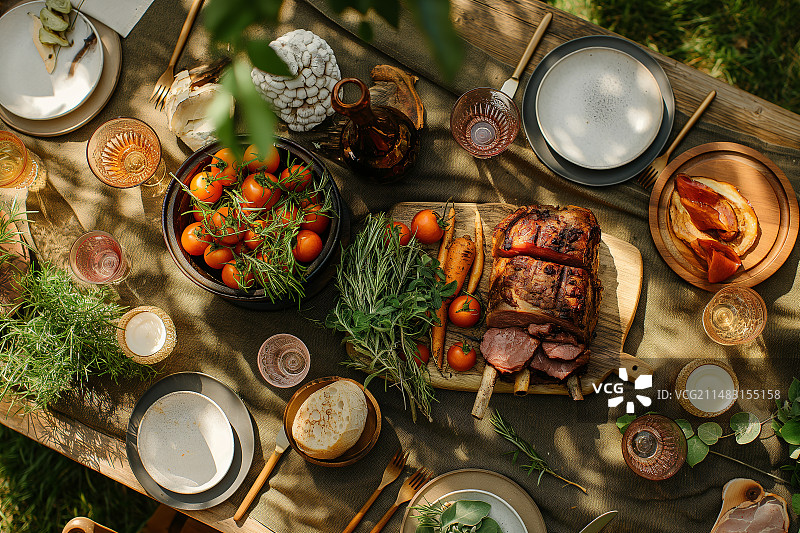 户外聚餐 三五好友 草坪 西餐 牛排 红酒 土豆图片素材