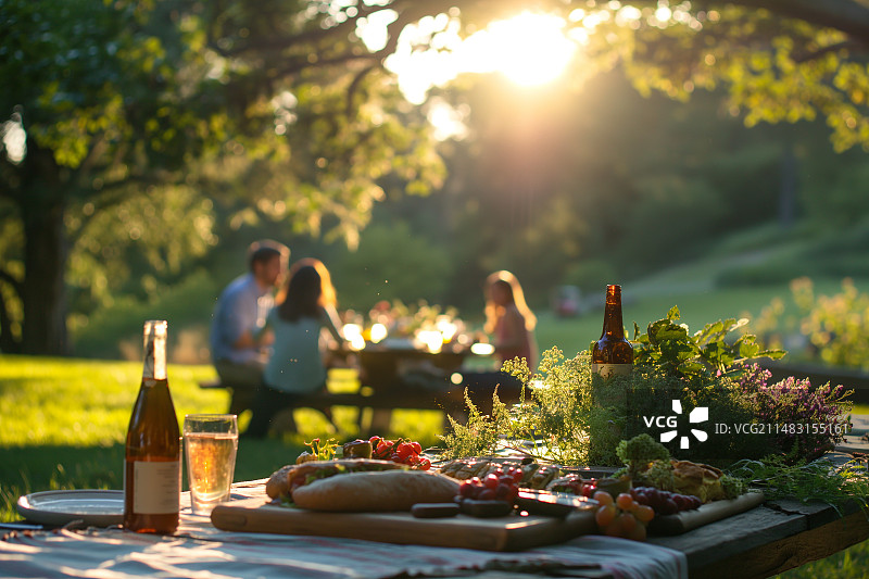户外聚餐 三五好友 草坪 西餐 牛排 红酒 土豆图片素材