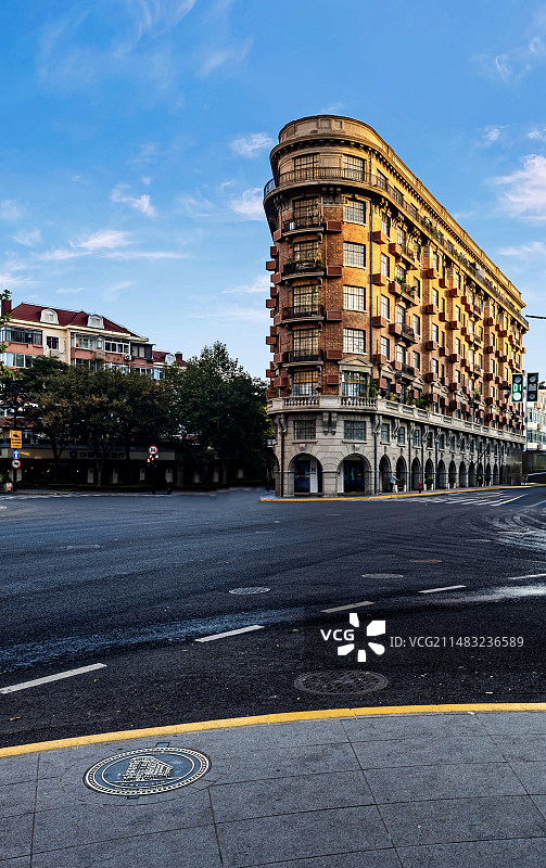 清晨蓝天白云下的上海徐汇衡复历史街区武康路武康大楼建筑景观图片素材