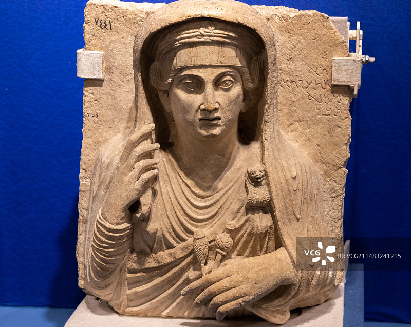 叙利亚大马士革国家博物馆藏石灰石墓葬雕像图片素材