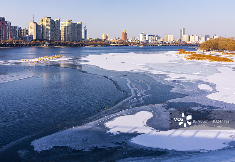 吉林市松花江边城市风光图片素材