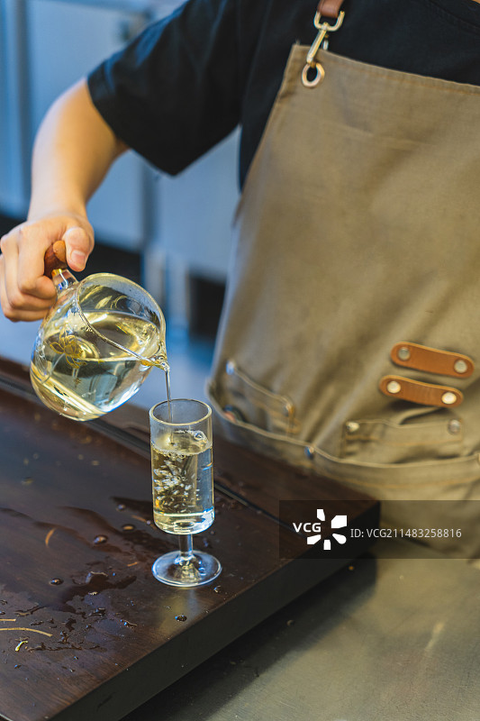 人物倒茶特写图片素材