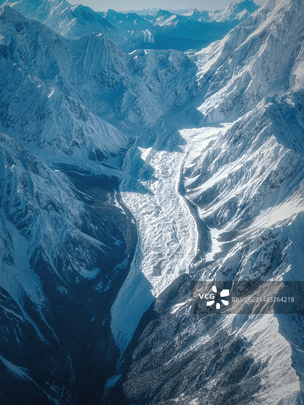 西藏林芝加拉白垒峰北侧的岗托冰川航拍图片素材