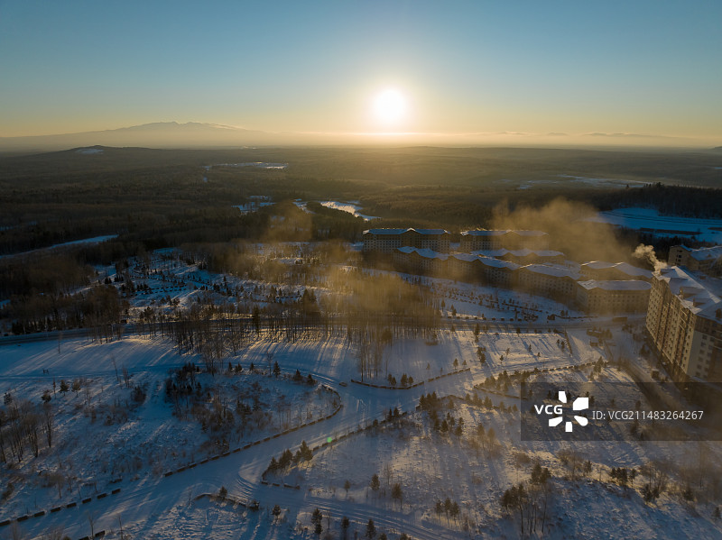 长白山西坡，日出的晨雾和日落的冷暖对比图片素材