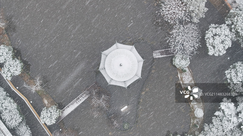 航拍雪中罗汉寺图片素材