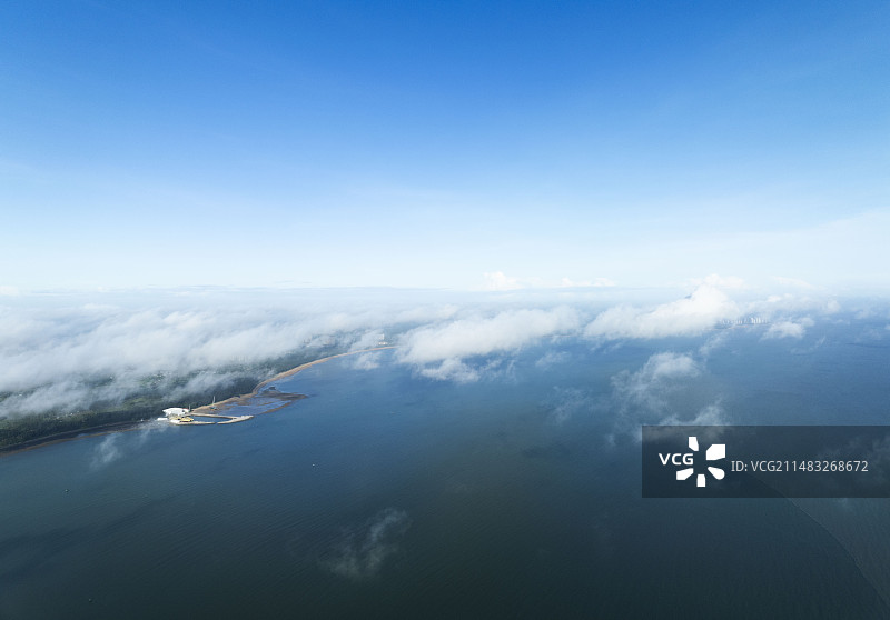 海南临高金牌港海洋上的平流雾图片素材