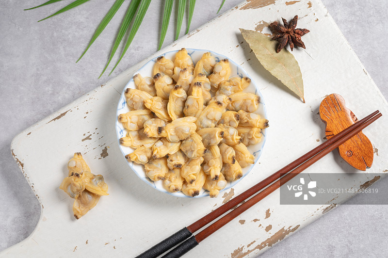 碟子里新鲜去壳花甲肉图片素材