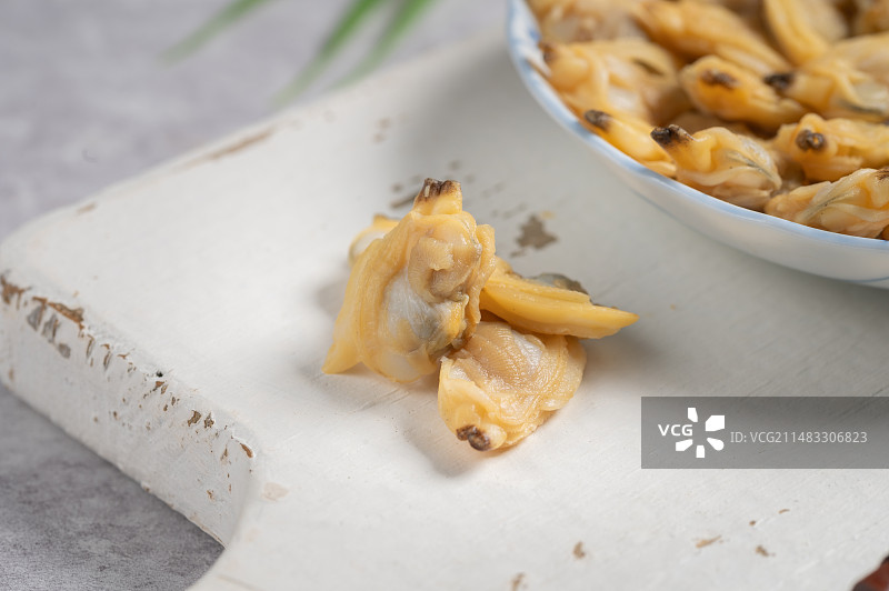 碟子里新鲜去壳花甲肉图片素材