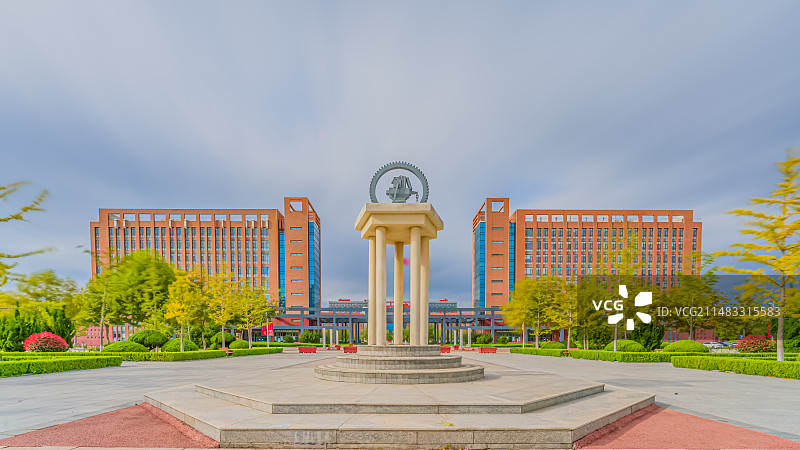 山东省威海市文登区北京交通大学威海校区雕塑广场乌云城市建筑风光图片素材